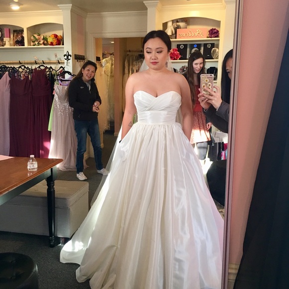 Wedding dress - Picture 3 of 4